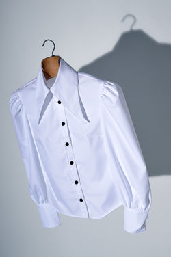 SPREAD POINTED COLLAR COTTON BLOUSE IN WHITE