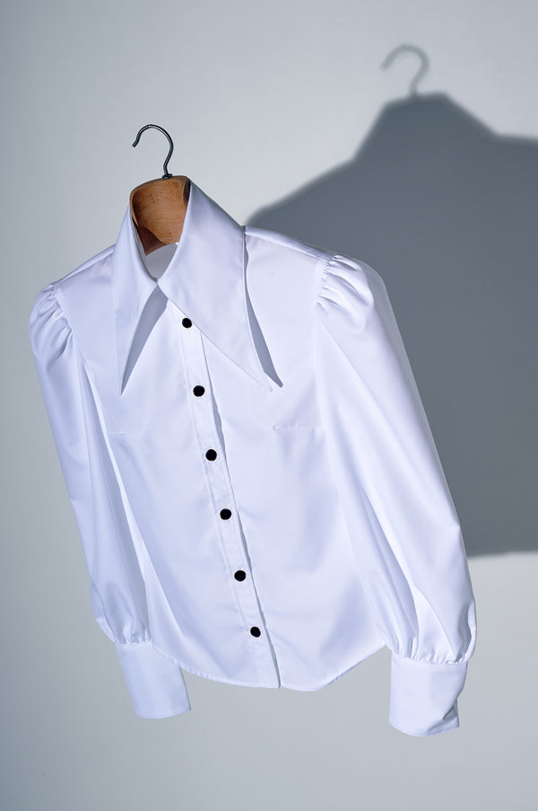 SPREAD POINTED COLLAR COTTON BLOUSE IN WHITE