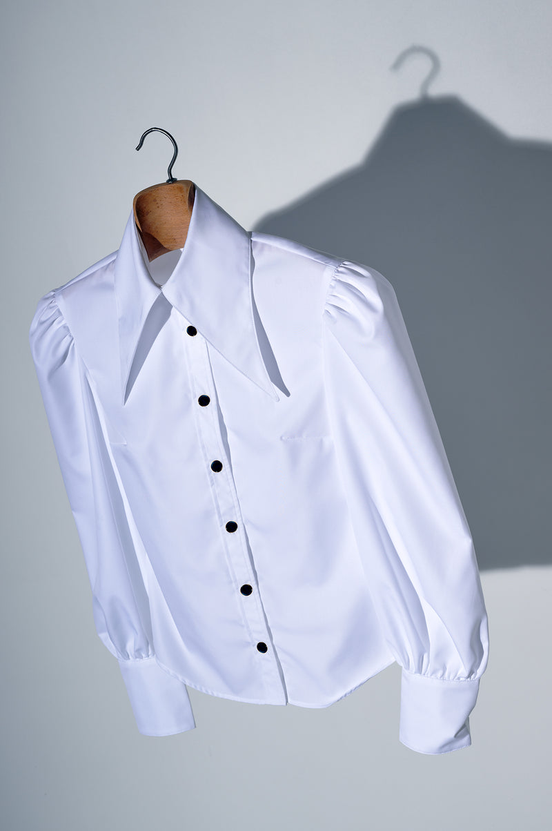 SPREAD POINTED COLLAR COTTON BLOUSE IN WHITE